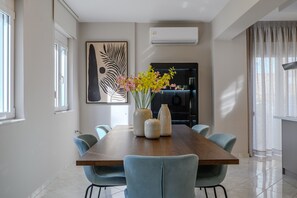 Villa, 6 Bedrooms, Private Pool, Sea View | In-room dining