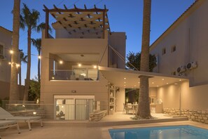 Outdoor pool, pool umbrellas, sun loungers - Foothills Turquoise Villa (Rethymno)