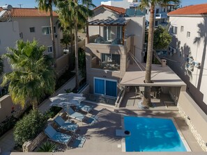 Outdoor pool, pool umbrellas, sun loungers