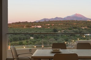 Outdoor dining - Foothills Turquoise Villa (Rethymno)