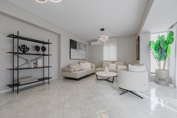 Villa, 6 Bedrooms, Private Pool, Sea View | Living room