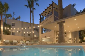 Outdoor pool, pool umbrellas, sun loungers - Foothills Turquoise Villa (Rethymno)