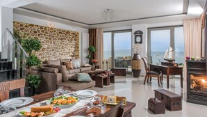 Villa, 4 soverom, terrasse, sjøutsikt | Oppholdsrom