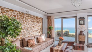Villa, 4 soverom, terrasse, sjøutsikt | Oppholdsrom