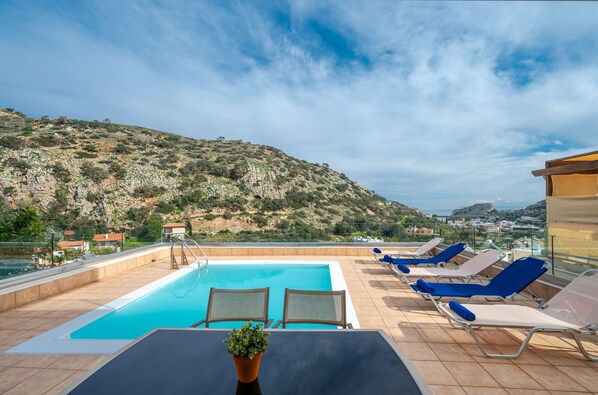 Piscine extérieure, chaises longues