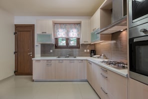 Economy-Villa, 3 Schlafzimmer, eigener Pool, Meerblick | Eigene Küche | Mikrowelle, Wasserkocher mit Kaffee-/Teezubehör, Wasserkocher, Hochstuhl