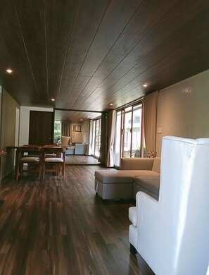 Habitació, 3 dormitoris, fumadors, balcó | Sala d'estar | Llibres 