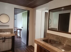 Rom, 3 soverom, røyk, balkong | Bad