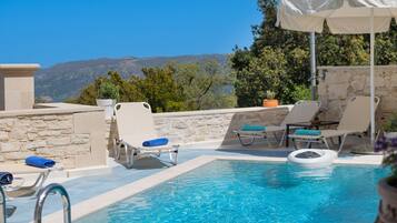 Außenpool, Sonnenschirme, Liegestühle