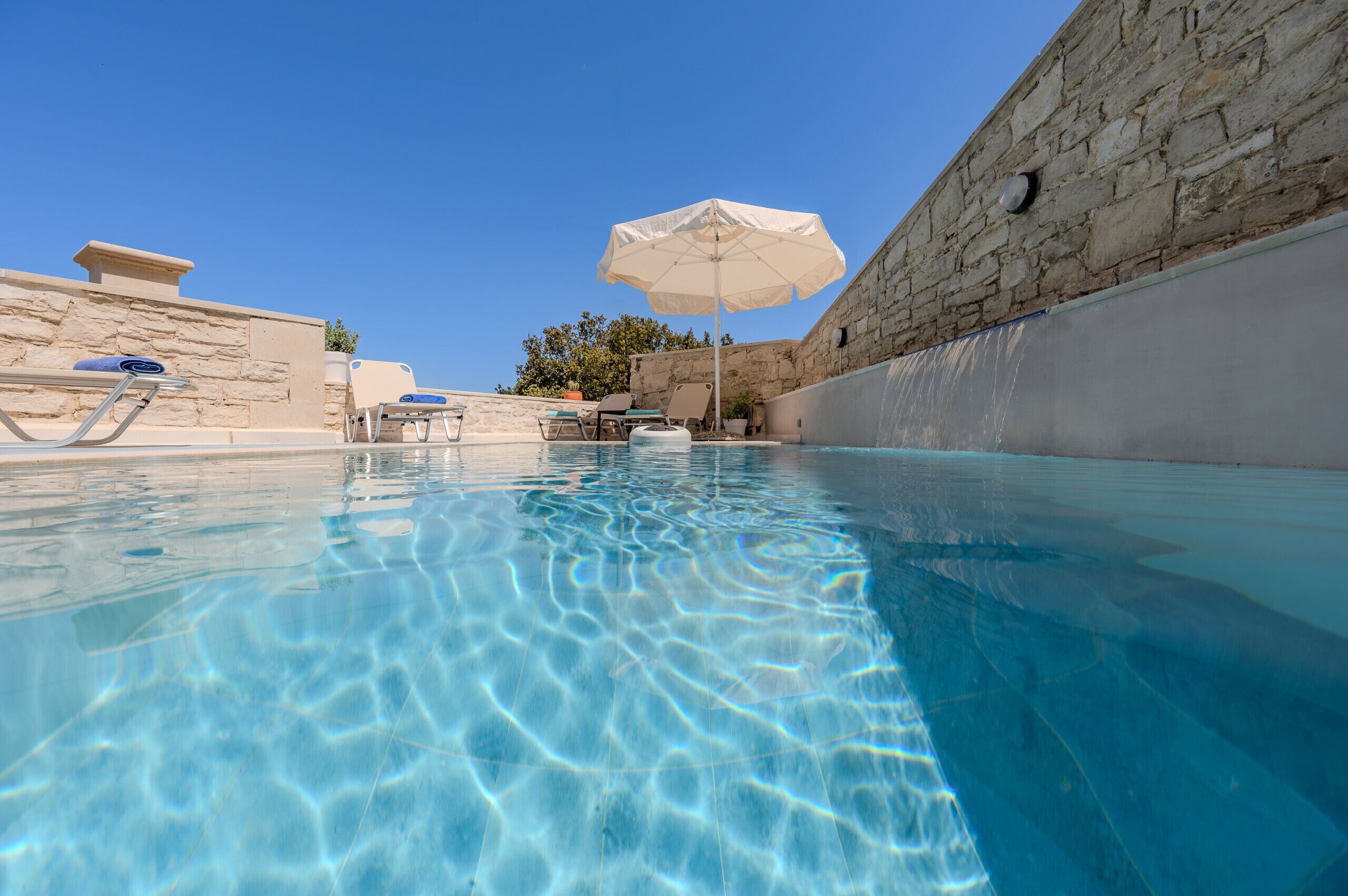 야외 수영장, 수영장 파라솔, 일광욕 의자