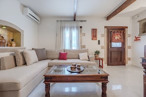 Villa, 3 Bedrooms, Smoking, Private Pool | Living room