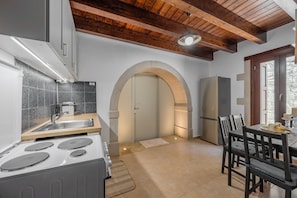 Villa, 3 habitaciones, para fumadores, alberca privada | Cocina privada | Microondas, cafetera de espresso, cafetera y tetera y tetera eléctrica