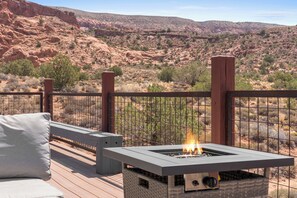 Property grounds - Luxury Moab Home, Stunning Views, 7 bd, sleeps 26 (Moab)