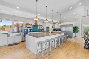 Stovetop - Luxury Moab Home, Stunning Views, 7 bd, sleeps 26 (Moab)