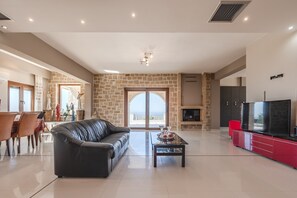 Villa Familiale, 4 chambres, non-fumeurs, piscine privée | Salle de séjour | Espaces bureaux