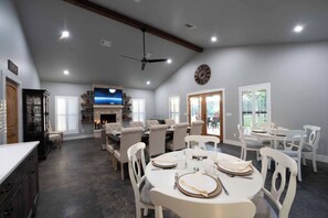 Dining - Vineyard Cottage #5 with Complimentary Breakfast (Gillespie County)