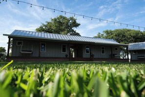 Exterior - Vineyard Cottage #5 with Complimentary Breakfast (Gillespie County)