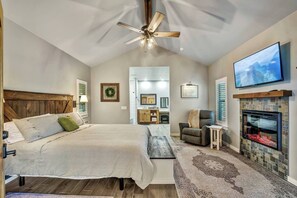 1 bedroom, iron/ironing board, WiFi - Vineyard Cottage #3 with Complimentary Breakfast (Gillespie County)