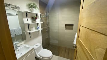 Apartment, 2 Bedrooms, Accessible, Smoking | Bathroom