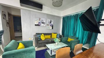 Apartment, 2 Bedrooms, Accessible, Smoking | Living room