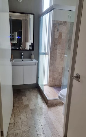 Een douche, een haardroger, handdoeken, zeep