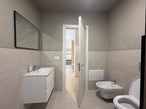 Shower, hair dryer, bidet, towels - Charming 1-bedroom apartment in welcoming Golem with WiFi, AC (Golem)