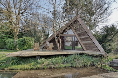 Terrace/patio. Cosy A-Frame cabin nestled in the chalk steams of Hampshire