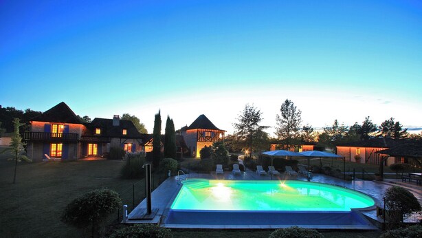A large swimming pool surrounded by a well-maintained lawn and a variety of outdoor seating areas. - Gîtes cosy piscine et spa - Holidays near Bergerac (Bosset)