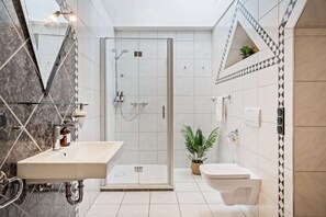 Een bubbelbad, een haardroger, handdoeken, zeep