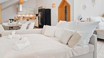1 habitación, escritorio, tabla de planchar con plancha y cuna de viaje