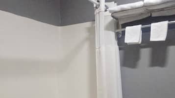 Tina, toallas, shampoo, papel de baño