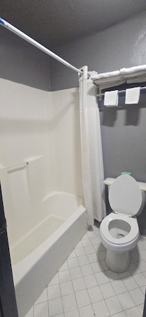 Bathtub, towels, shampoo, toilet paper. c towninn and suites