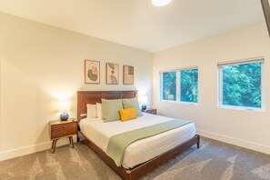 4 bedrooms, iron/ironing board, WiFi, bed sheets