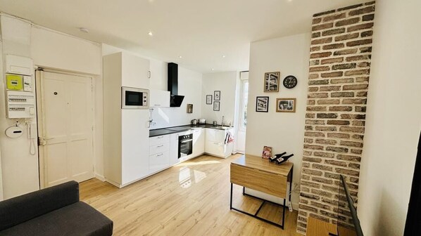 Fridge, microwave, oven, stovetop - Comfortable modern T2 near metro (Oullins-Pierre-Bénite)