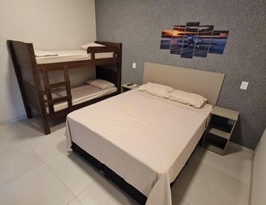 Tabla de planchar con plancha, wifi, ropa de cama