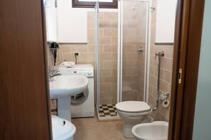 Doccia, asciugacapelli, bidet, asciugamani