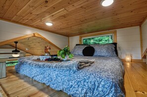 1 bedroom, bed sheets - The Leconte Tiny Home Overlooking the Pigeon River (Cosby)