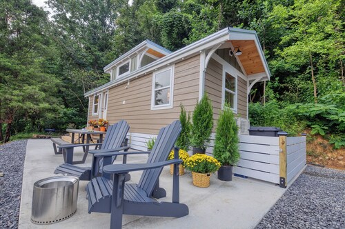 The Leconte Tiny Home Overlooking the Pigeon River