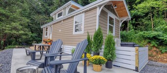 The Leconte Tiny Home Overlooking the Pigeon River