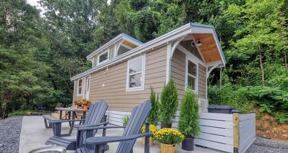 The Leconte Tiny Home Overlooking the Pigeon River