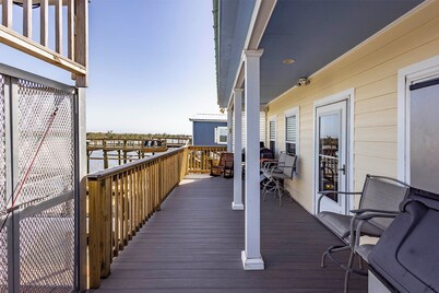 Waterfront Retreat w/ Dock, Deck, & Ice Machine – Fish & Relax!