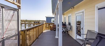 Waterfront Retreat w/ Dock, Deck, & Ice Machine – Fish & Relax!