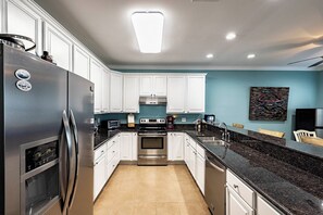 Microondas, horno, placa de cocina
