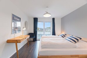 3 habitaciones, escritorio y tabla de planchar con plancha 
