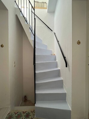 Shared Dormitory, 3 Bedrooms, Smoking, Balcony | Property entrance