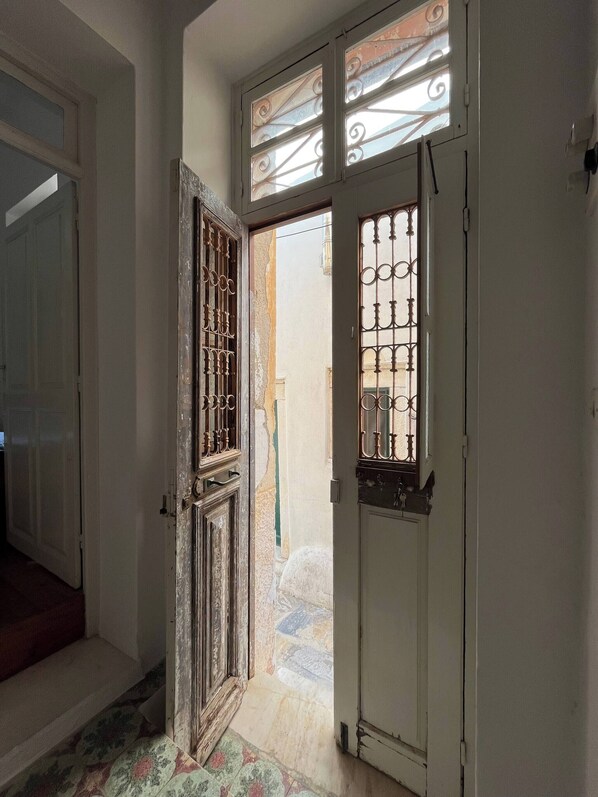 Dortoir PartagĂ©, 3 chambres, fumeur, balcon | EntrĂ©e de lâhĂ©bergement