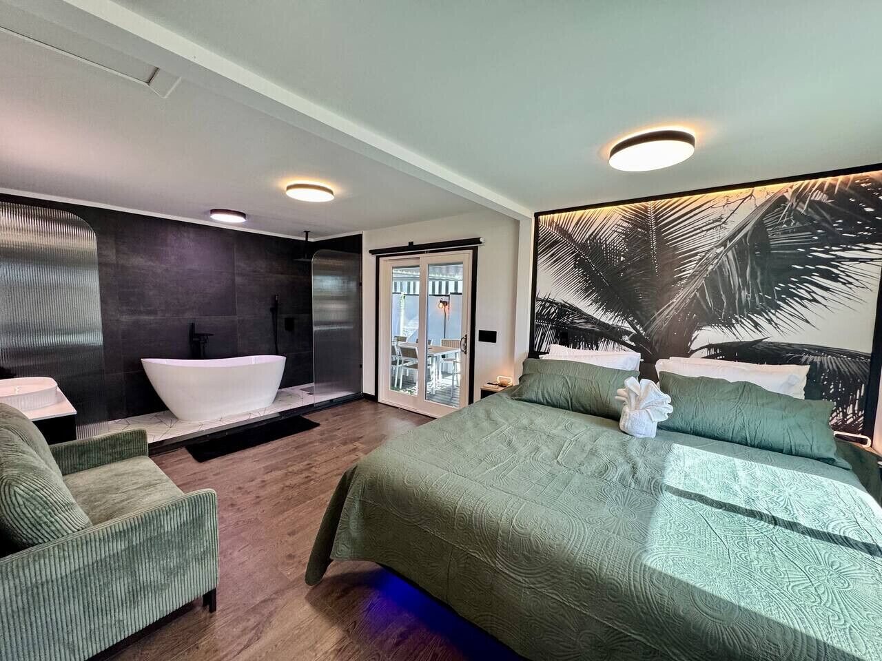 1 habitación, escritorio, tabla de planchar con plancha y cuna de viaje 