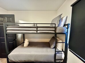 4 Schlafzimmer, Schreibtisch, WLAN