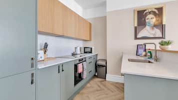 Kühlschrank, Mikrowelle, Ofen, Geschirrspüler