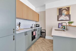 Fridge, microwave, oven, dishwasher